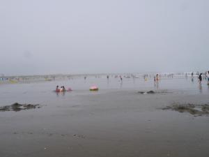 【海水浴】波崎海水浴場では、子どもでもボディーボードで波に乗る！の写真5