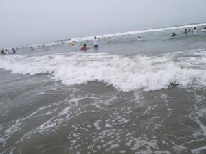 【海水浴】波崎海水浴場では、子どもでもボディーボードで波に乗る！の写真6