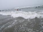 【海水浴】波崎海水浴場では、子どもでもボディーボードで波に乗る！の写真のサムネイル写真6