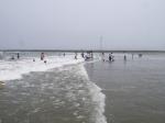 【海水浴】波崎海水浴場では、子どもでもボディーボードで波に乗る！の写真のサムネイル写真8