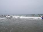 【海水浴】波崎海水浴場では、子どもでもボディーボードで波に乗る！の写真のサムネイル写真9