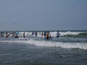 【海水浴】波崎海水浴場では、子どもでもボディーボードで波に乗る！の写真15