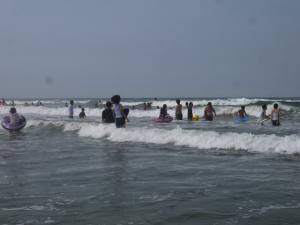 【海水浴】波崎海水浴場では、子どもでもボディーボードで波に乗る！の写真18