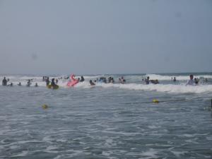 【海水浴】波崎海水浴場では、子どもでもボディーボードで波に乗る！の写真19