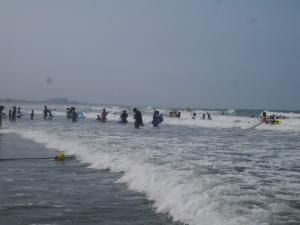 【海水浴】波崎海水浴場では、子どもでもボディーボードで波に乗る！の写真20