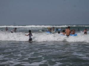 【海水浴】波崎海水浴場では、子どもでもボディーボードで波に乗る！の写真21